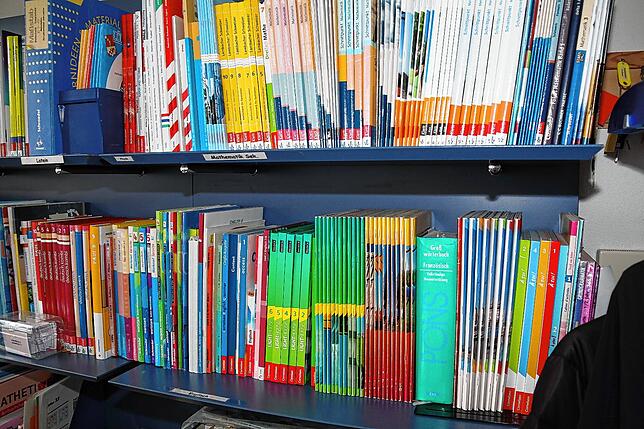 In den Unterrichtsräumen der Nachsorgeklinik Tannheim stehen Schulbücher aller Schulklassen und ganz vieler Schulfächer von Latein über ...