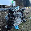 Ein Auto ist am Sonntagabend bei Rottenschwil im Kanton Aargau frontal in einen Lastwagen gekracht. Fahrer und Beifahrerin sterben.