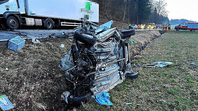 Ein Auto ist am Sonntagabend bei Rottenschwil im Kanton Aargau frontal in einen Lastwagen gekracht. Fahrer und Beifahrerin sterben.