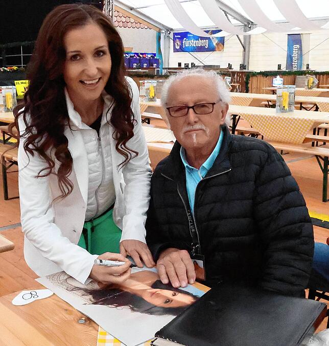 Früh da zu sein lohnt sich. Schon vor Konzertbeginn zum „Froh und Heiter“-Vormittag auf der Südwest Messe bekommt Fanclub Mitglied ...