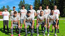 Die Neuzugänge beim FC Königsfeld mit den Trainern. Stehend, von links: Martin Ketterer (neuer Trainer 2. Mannschaft), Gianluca Scuderi, ...