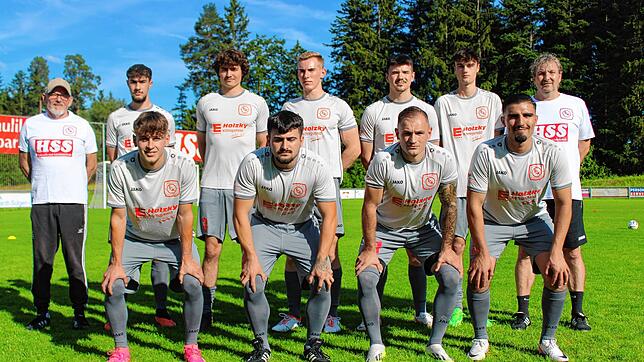 Die Neuzugänge beim FC Königsfeld mit den Trainern. Stehend, von links: Martin Ketterer (neuer Trainer 2. Mannschaft), Gianluca Scuderi, ...