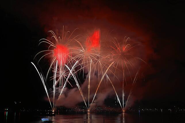 Bild 24: Konstanzer Seenachtfest 2024 - Jetzt knallt's! Das Feuerwerk am Bodensee bringt Zuschauer zum Staunen