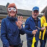 Stadträtin Claudia Arnold und Stadtrat Paul Erhart machen das Experiment, mit Blindenstock und eingeschränkter Sehkraft durch Straßen ...