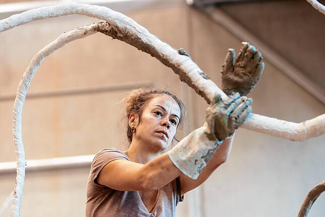 Kathrin Kobinger modelliert einen Bühnen-Baum im Oktober 2023.