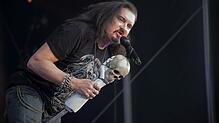 Spektakuläre Performance: James LaBrie. Sein mit einem Totenkopf verzierter Mikrofonständer war einer der Hingucker an diesem Abend.