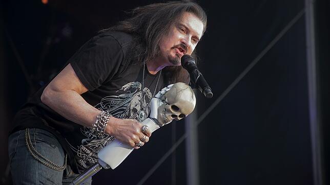 Spektakuläre Performance: James LaBrie. Sein mit einem Totenkopf verzierter Mikrofonständer war einer der Hingucker an diesem Abend.
