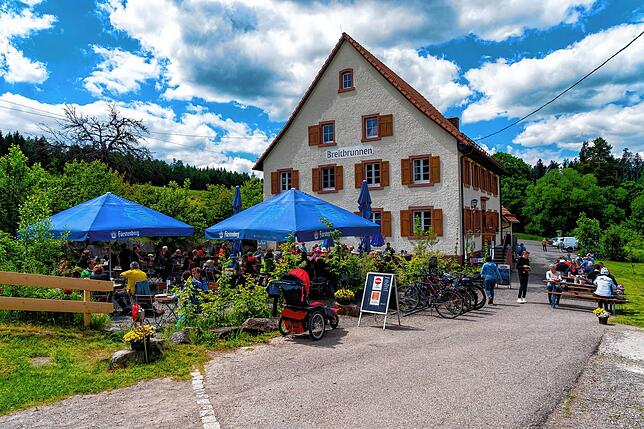 Alle Plätze sind gut gefüllt, natürlich mit dem vorgeschreibenen Corona-Anbstand, beim Gasthaus Breitbrunnen.