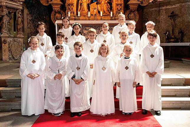 Vorn, von links: Maria Bagnowska, Felix Stiehm, Jonas Wissmann, Magdalena Engel, Jonathan Weis, Simon Schiftan.Zweite Reihe, von links: ...