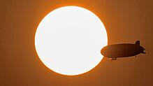 Spätestens seit Aufnahme des kommerziellen Passagierbetriebs 2001 ist der Zeppelin NT &ndash; hier eine Aufnahme von 2017 &ndash; nicht ...