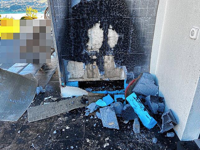 Auch die Wand auf der Terrasse ist angesengt.