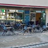 In Steißlingen bekommt man in dem Laden „Eis gewaffelt“ neben Eiskugel für 1,80 Euro auch frische Waffeln.