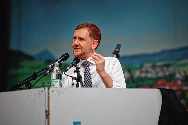 Bild 12: Gute Laune und volles Festzelt bei der Rede von Michael Kretschmer
