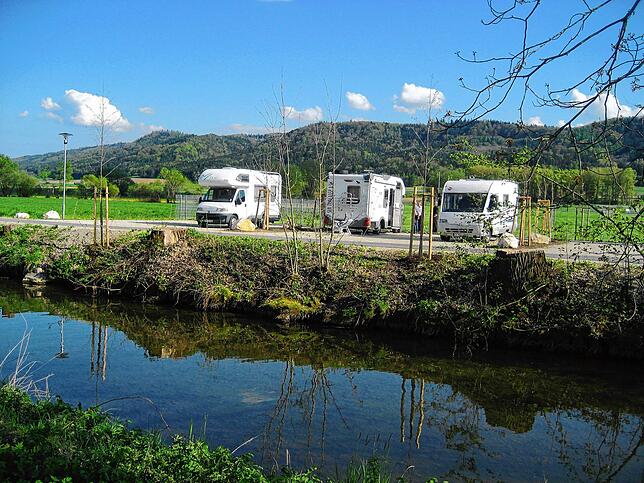 Der Wohnmobilstellplatz in Rielasingen-Worblingen hat Platz für 24 Wohnmobile. Er liegt idyllisch an der Radolfzeller Aach.