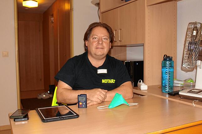 Wenn Dr. Christoph Ochsenfahrt über Nacht von 16 Uhr bis 8 Uhr Notarzt-Dienst hat, steht er auf Abruf bereit. Die Notärzte haben ein ...