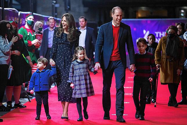 Auf dem roten Teppich im Dezember 2020: Herzogin Kate und Prinz William mit den Kindern Louis (von links), Charlotte und George.