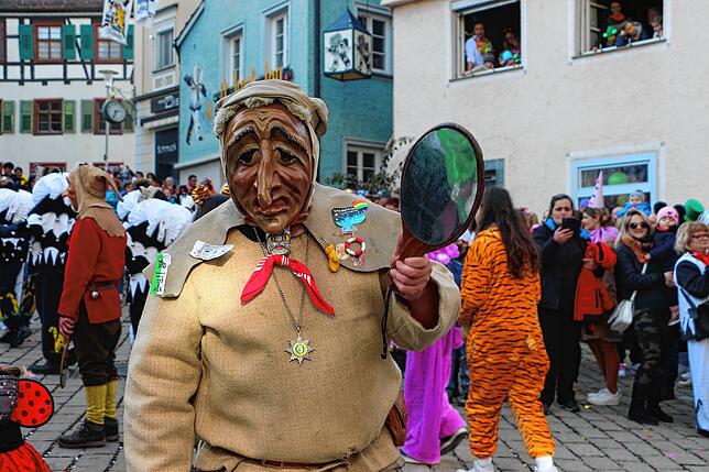 Bild 14: Bunter Einzug zum Narrenbaumstellen in Meßkirch