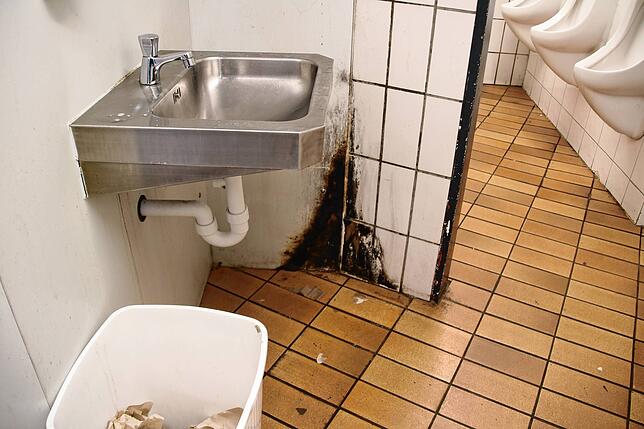 Ein Brandfleck ist an der Wand im Waschbereich in der Öffentlichen Toilette am Busbahnhof in Waldshut. Wie die Stadt auf Nachfrage ...