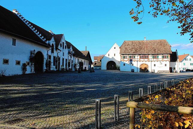Der Klosterplatz mit dem „KAFI“ der Stiftung Fintan (links) sowie der Staatskellerei Zürich.