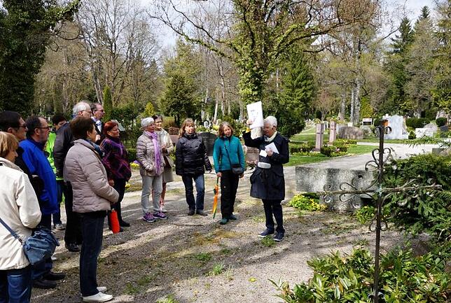 Christiane Lehmann (rechts) mit der interessierten Gruppe vor dem Grab des Chorleiters Ewald Huth, der unter den Nazis denunziert und ...