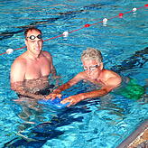 Daniel Schwarz (links) bringt Max Müller das Kraulschwimmen bei.