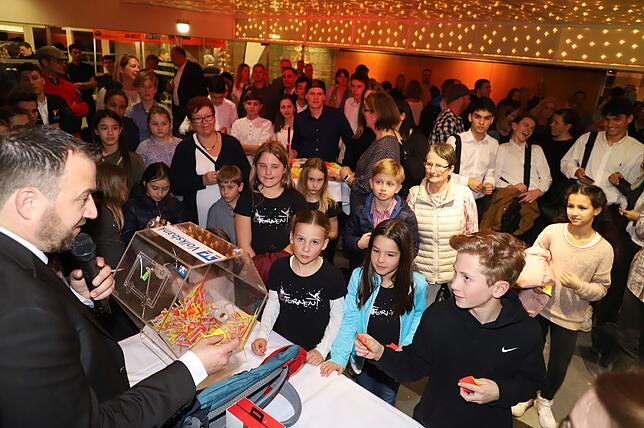 Nach dem offiziellen Teil gibt es im Foyer ein lockeres Beisammensein und eine von Reiner Jäckle moderierte Tombola mit vielen Preisen ...