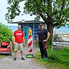 Clemens Menge (rechts) und Peter Augustyniak stehen vor dem DLRG-Häuschen am Hörnle. Derzeit dürfen sie hier keinen Dienst schieben.