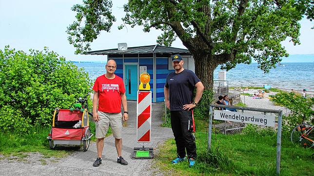 Clemens Menge (rechts) und Peter Augustyniak stehen vor dem DLRG-Häuschen am Hörnle. Derzeit dürfen sie hier keinen Dienst schieben.