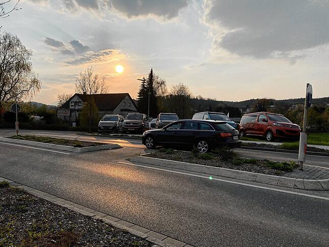 Die Zufahrt zum Hof der Firma Melzer Reisemobile mit der Überquerungshilfe auf der B27.