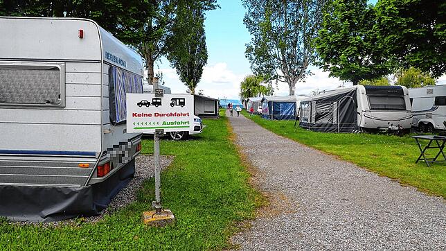 Wohnwagen so weit das Auge reicht: Der Campingplatz Sandseele auf der Insel Reichenau ist am Pfingstwochenende komplett belegt. Auch die ...