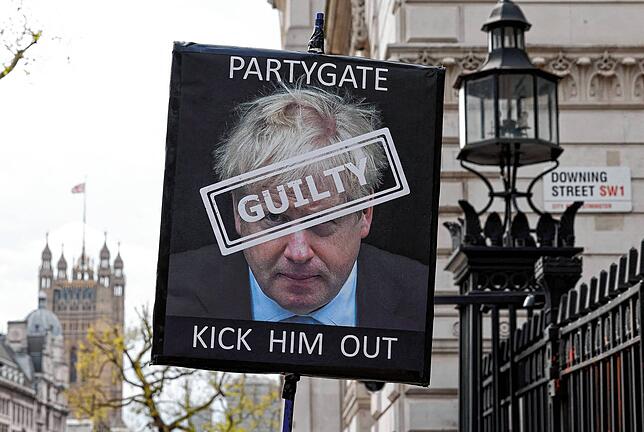 Mit diesem Schild fordert ein Demonstrant schon im April 2022 den Rücktritt von Boris Johnson – wegen „Partygate“.