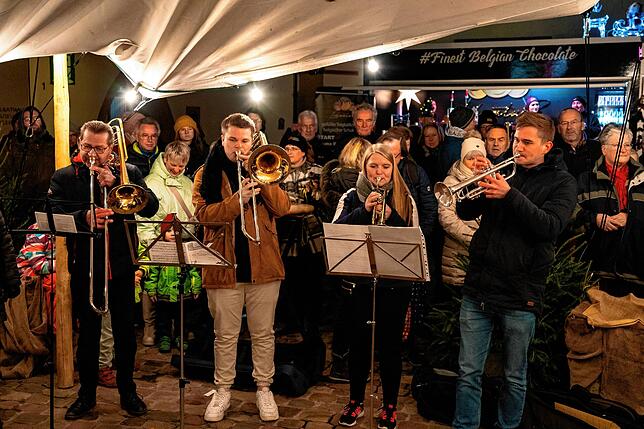 Ein Ensemble der Musikakademie umrahmte die Eröffnung des Weihnachtsmarktes mit weihnachtlichen Musikstücken.Vlnr. Christop Mössmer, ...