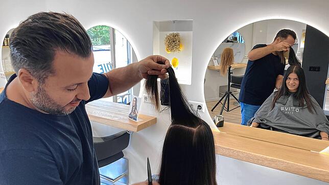 Vittorio Pastorino frisiert Lara Kusevic in seinem Salon #Vito Hair in VS-Schwenningen. Er ist einer von 33 glücklichen Stylisten aus ...