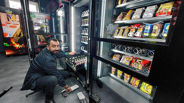 Inhaber Saliba Günes füllt einen der Automaten auf. Dies sei täglich nötig, genauso wie das Säubern der Räume, sagt er.