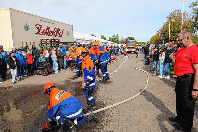 Die Jugendfeuerwehr zeigte den zahlreichen Zuschauern einen gekonnten Löschangriff.