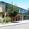 Große Glasfronten geben dem Neubau der Ratoldus-Gemeinschaftsschule ein modernes Aussehen. Bei der aktuellen Hitzewelle wird es im ...