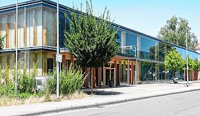 Große Glasfronten geben dem Neubau der Ratoldus-Gemeinschaftsschule ein modernes Aussehen. Bei der aktuellen Hitzewelle wird es im ...