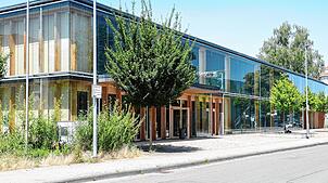 Große Glasfronten geben dem Neubau der Ratoldus-Gemeinschaftsschule ein modernes Aussehen. Bei der aktuellen Hitzewelle wird es im ...