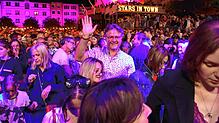 Viele Besucher bei Nelly Furtado und Joya Marleen beim Festival Stars in Town auf dem Herrenacker inmitten der Schaffhauser Altstadt.