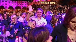 Viele Besucher bei Nelly Furtado und Joya Marleen beim Festival Stars in Town auf dem Herrenacker inmitten der Schaffhauser Altstadt.