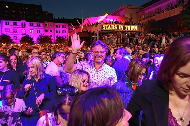 Viele Besucher bei Nelly Furtado und Joya Marleen beim Festival Stars in Town auf dem Herrenacker inmitten der Schaffhauser Altstadt.
