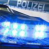Ein Blaulicht leuchtet auf dem Dach eines Polizeiwagens.