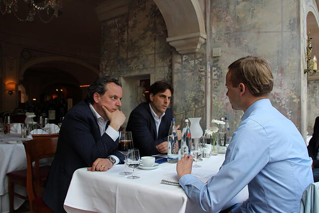 Michael (links) und Thomas Mack (Mitte) sprechen im Restaurant des Europa-Park-Hotels Colosseo mit SÜDKURIER-Redakteur Dominik Dose.
