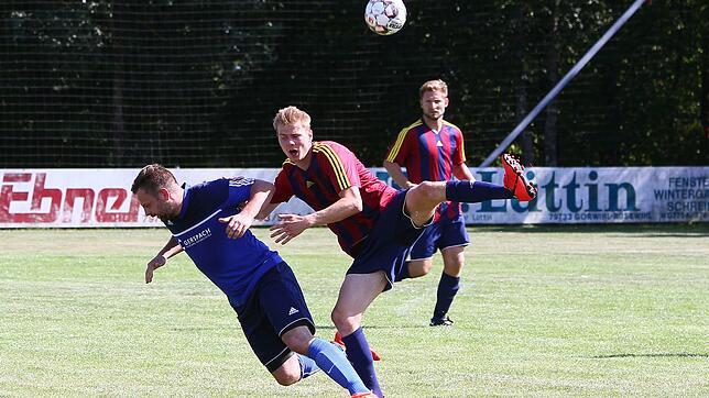 Pokalfight auf dem Hotzenwald: Marco Feldmann (Mitte) scheiterte mit dem SV Luttingen im Rothaus-Bezirkspokal. Beim SV Görwihl ...
