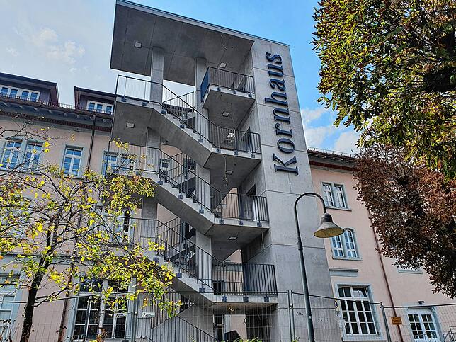 Zehn Meter hoch ist der Schriftzug, der auf dem Anbau des Kornhauses mit Treppenhaus und Außenlift prangt.