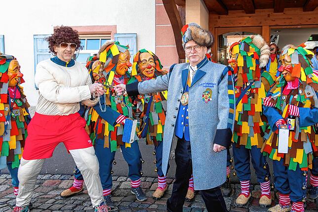 Die Galgenvögel haben gut lachen: Bürgermeister Christian Behringer, der künftig mit seinen Rathausmitarbeitern als Badeaufsicht im ...