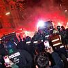 Teilnehmer einer verbotenen Pro-Palästina-Demonstration zünden in der Nähe der Sonnenallee im Berliner Bezirk Neukölln Pyrotechnik. Es ...