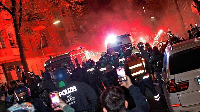 Teilnehmer einer verbotenen Pro-Palästina-Demonstration zünden in der Nähe der Sonnenallee im Berliner Bezirk Neukölln Pyrotechnik. Es ...