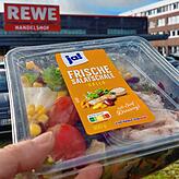 Der Salat ist verzehrfertig, da die Soße beiliegt, und daher eigentlich verpackungssteuerpflichtig. Oder vielleicht doch nicht, da kein ...