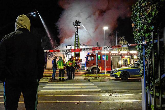 Bild 4: Alle Bilder vom Brand der Scheffelhalle in Singen